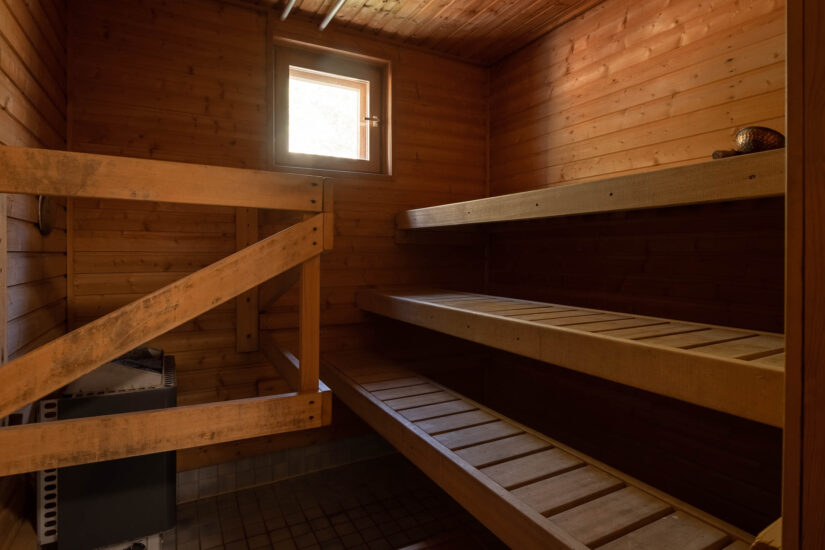 Tuuletusikkunalla varustettu sauna