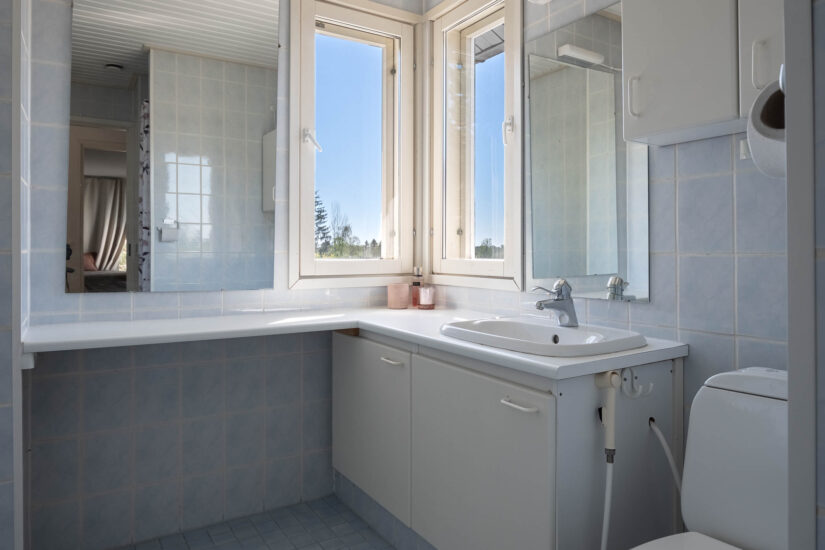 Yläkerran kylpyhuoneesta ikkunat kahteen ilmansuuntaan